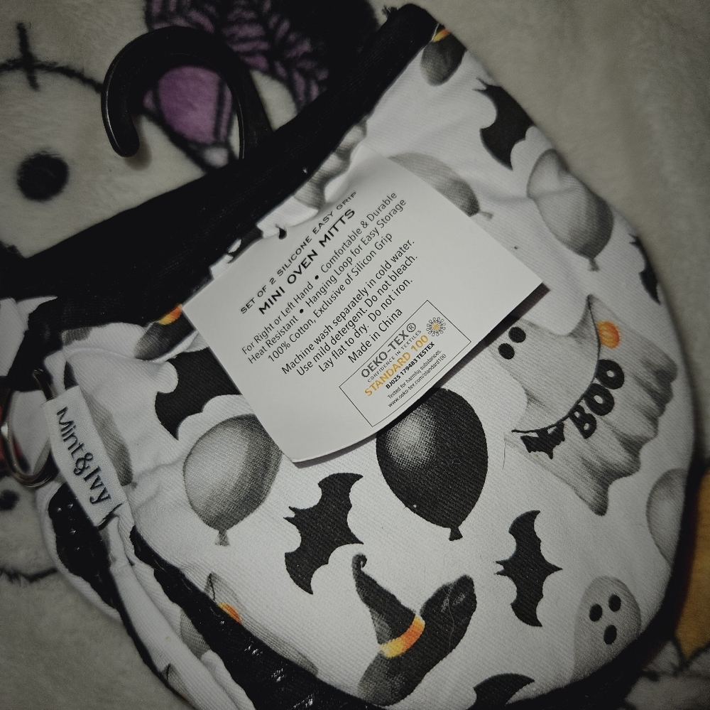 NWT Halloween Oven Mits
